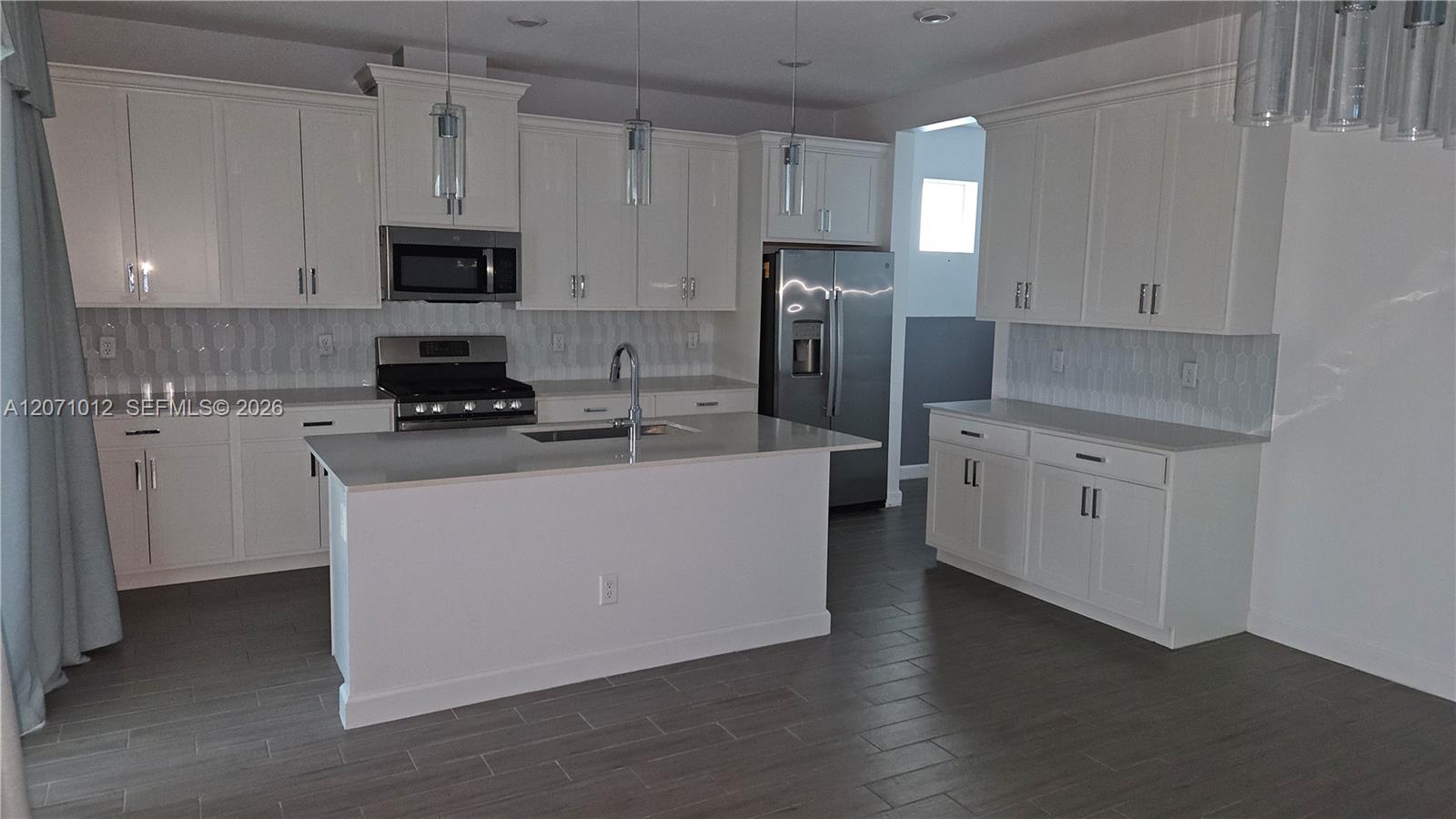 1328 4 / 3 2401 sq. ft. $ 2026-08-13 0 foto