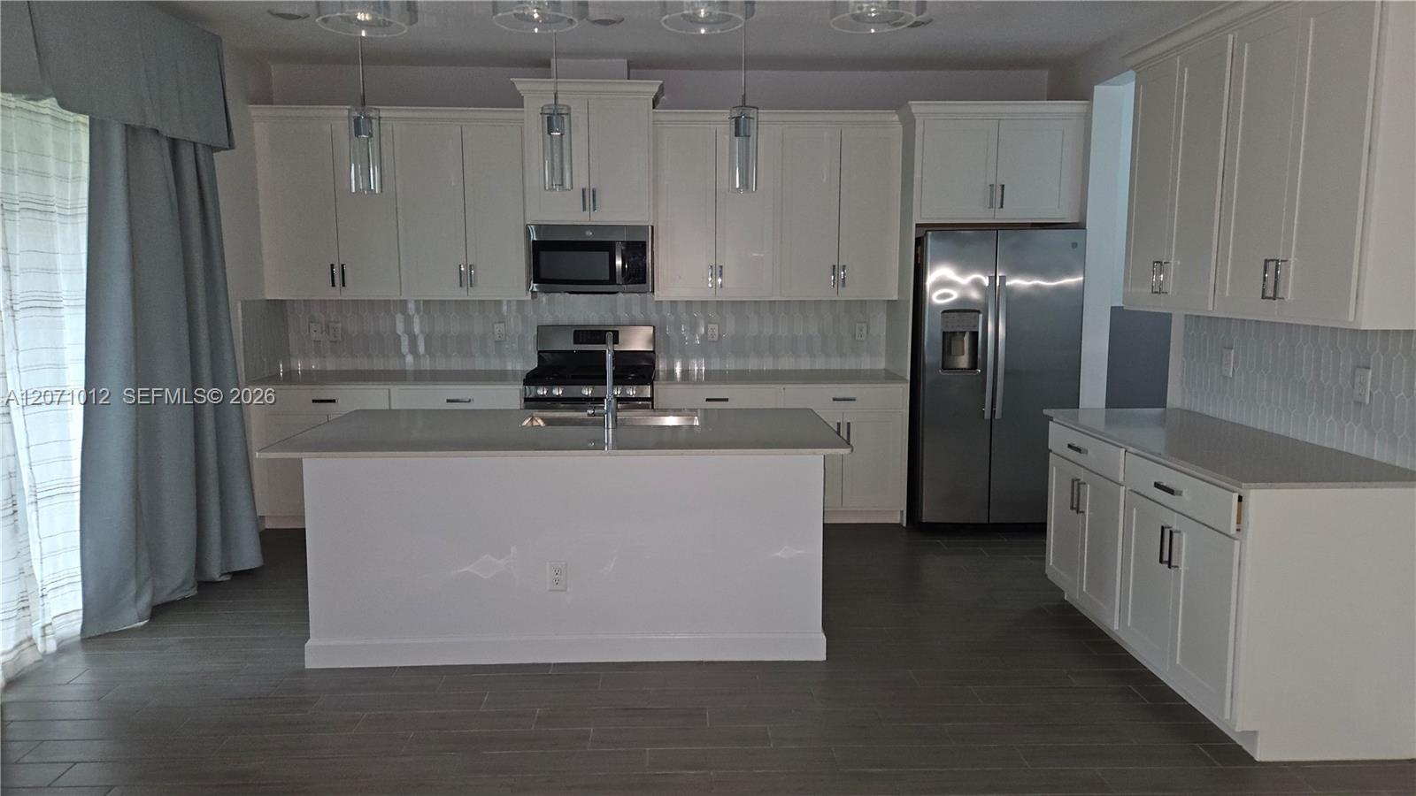 1328 4 / 3 2401 sq. ft. $ 2026-08-13 0 foto