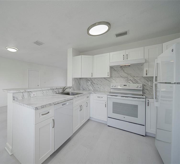 221/231  / 0 2240 sq. ft. $ 2026-08-14 0 foto