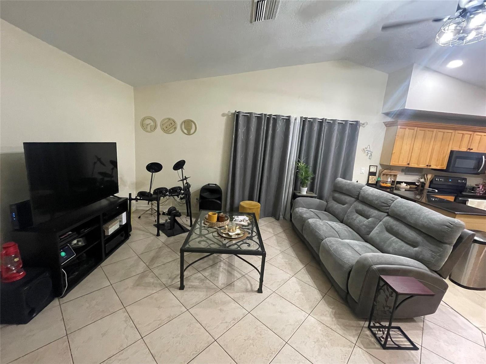 Ver detalles 8311 3 / 2 1844 sq. ft. $ 2026-08-14 0 foto