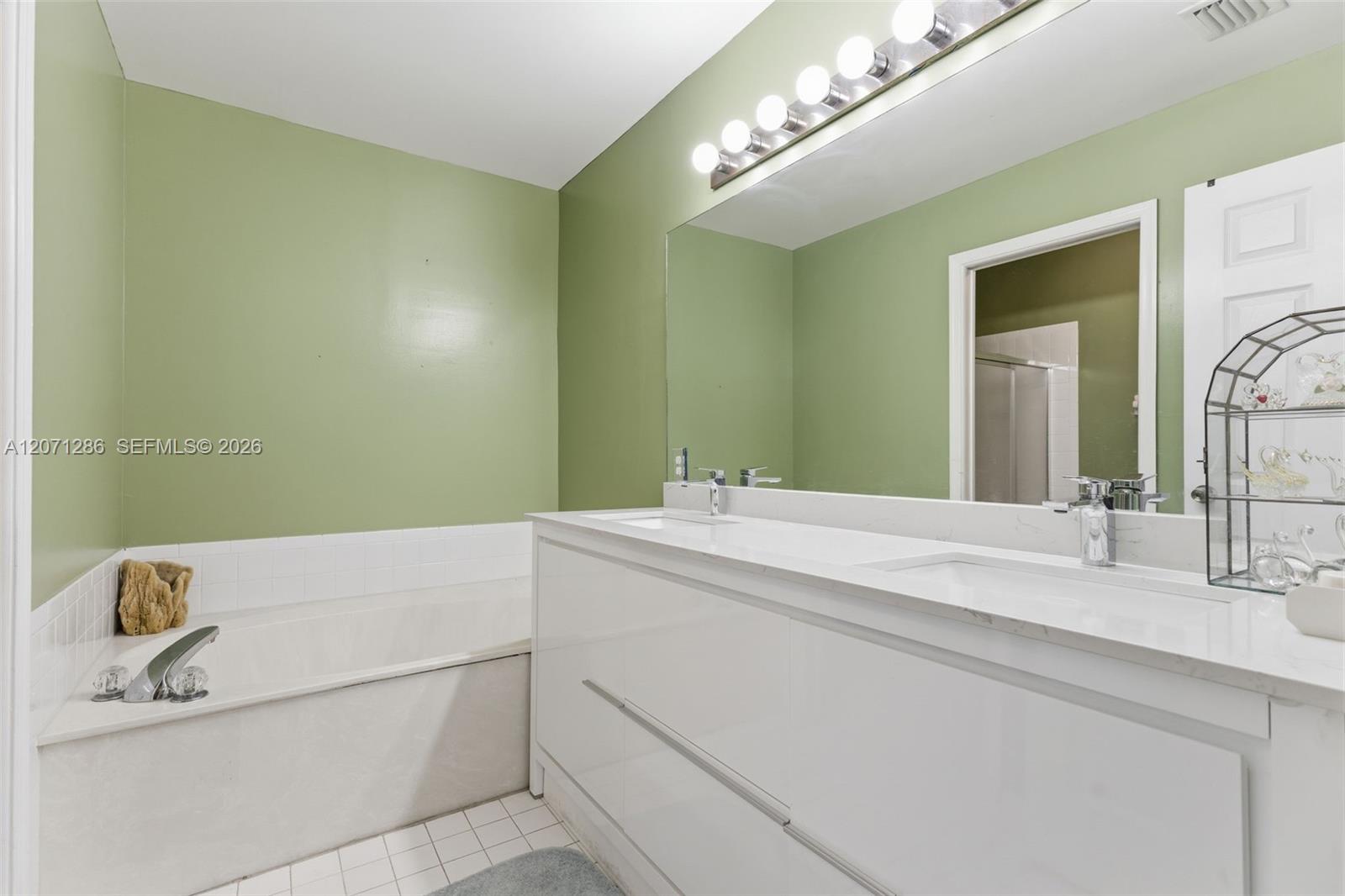 Ver detalles 3211 4 / 3 1912 sq. ft. $ 2026-08-14 0 foto