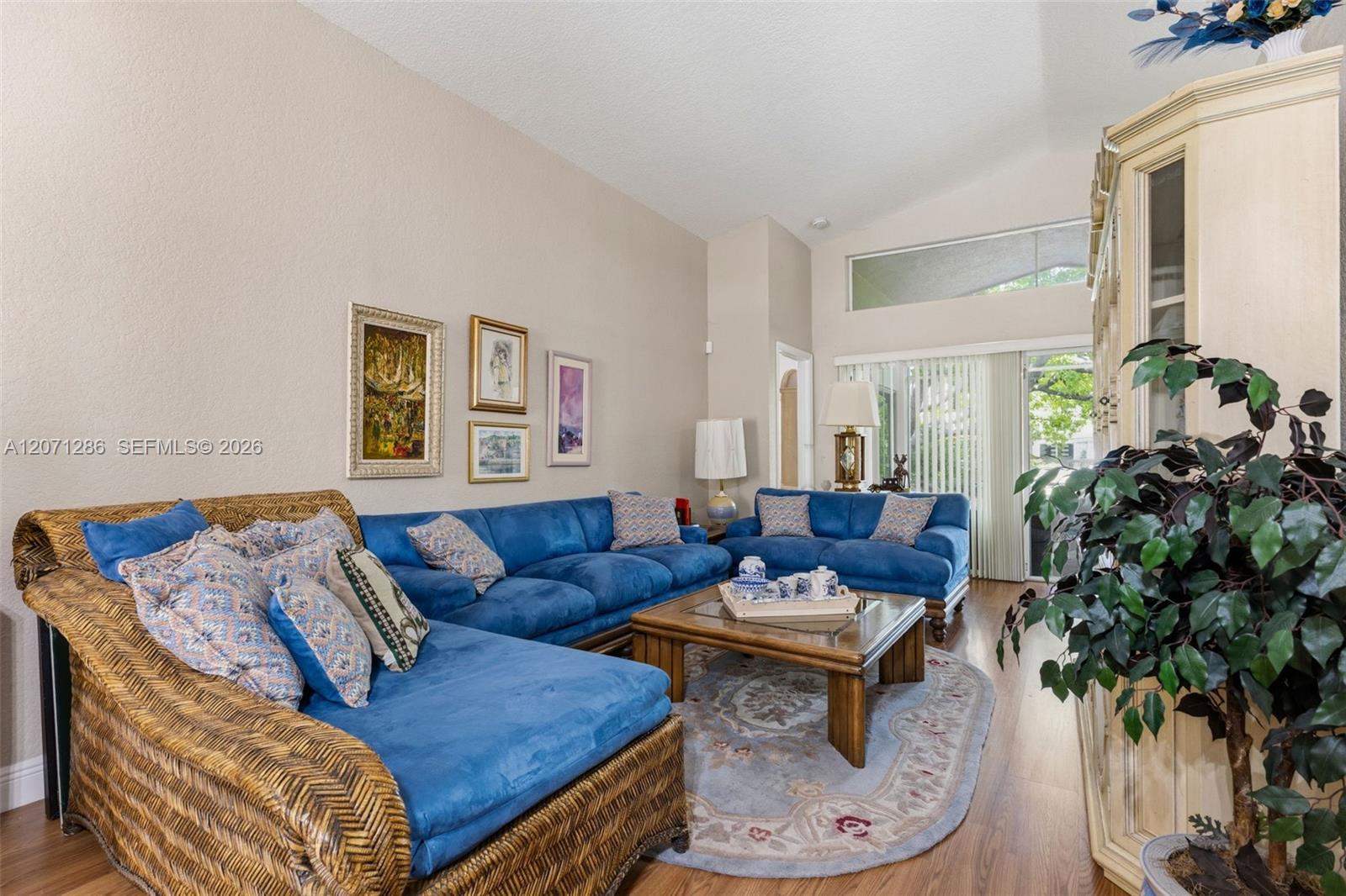 Ver detalles 3211 4 / 3 1912 sq. ft. $ 2026-08-14 0 foto