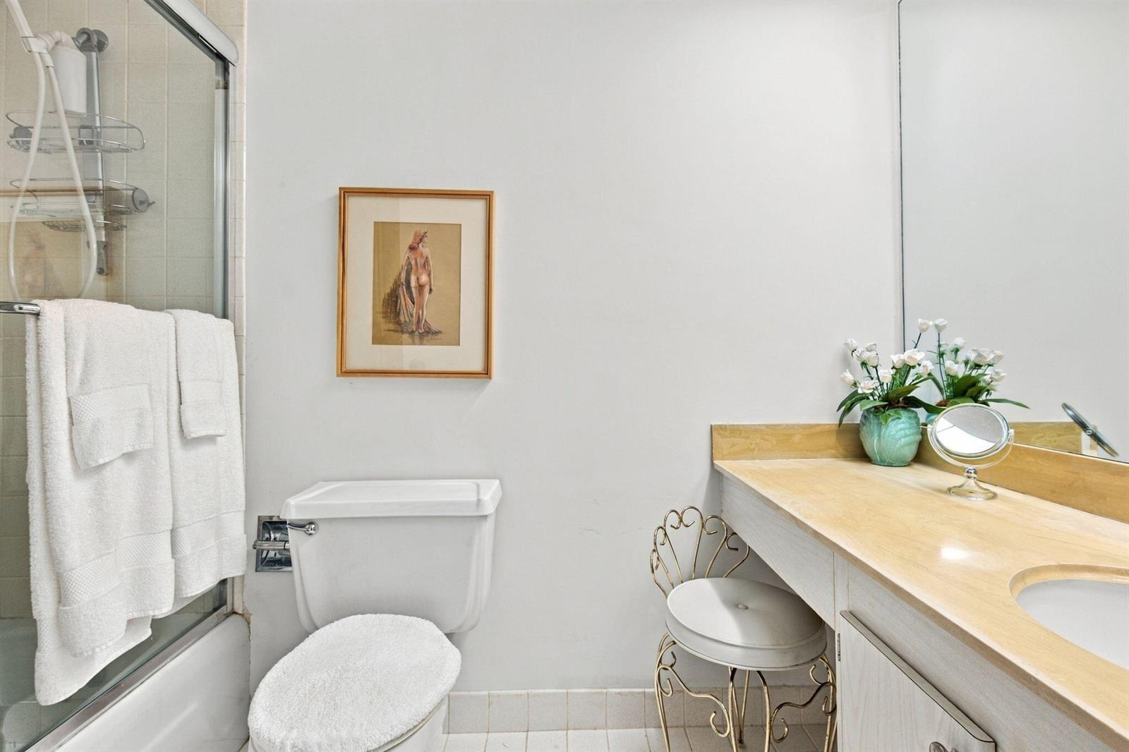 See details 1 / 943 sq. ft. $ 2026-10-15 0 Photo