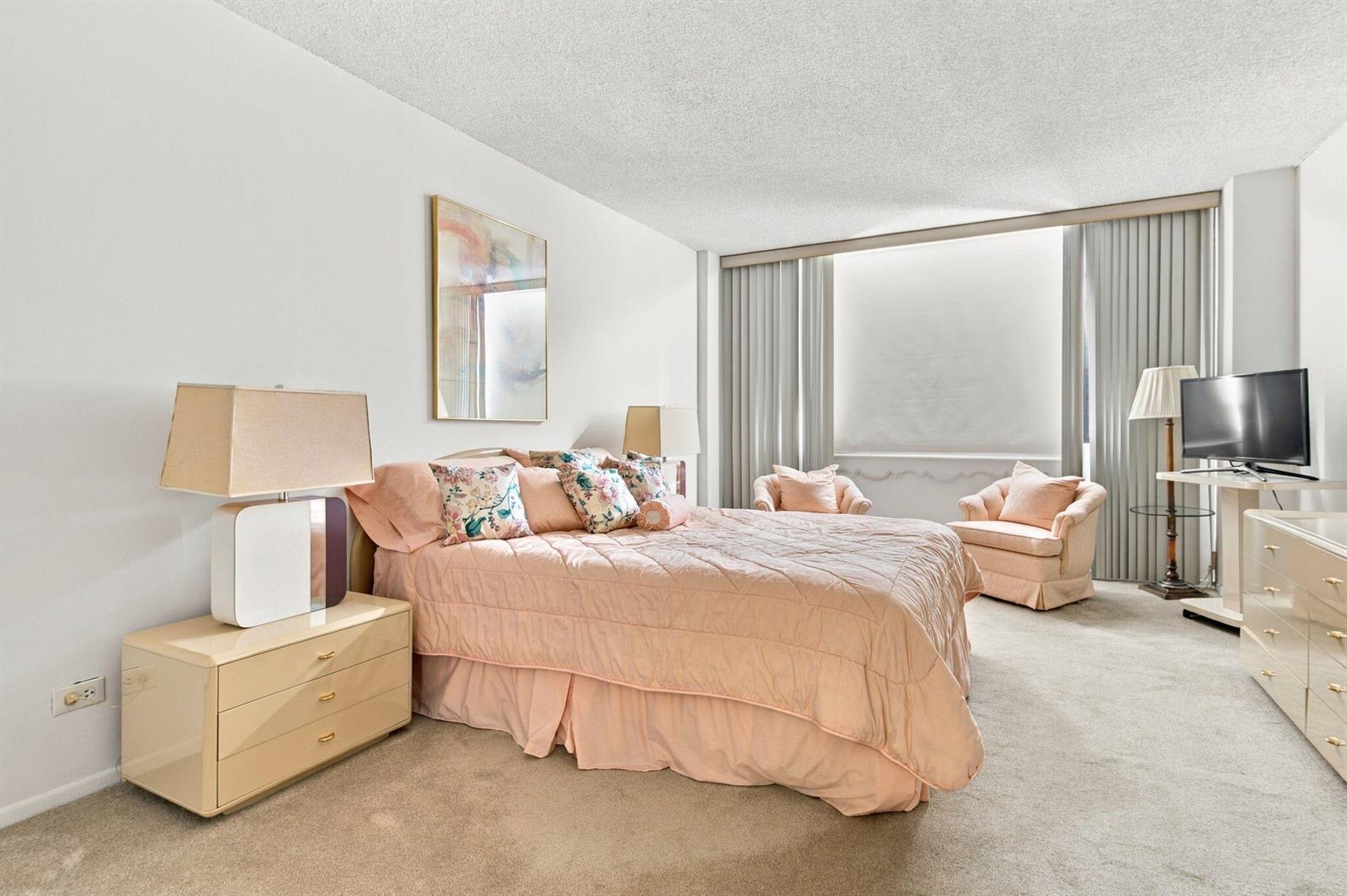 See details 1 / 943 sq. ft. $ 2026-10-15 0 Photo