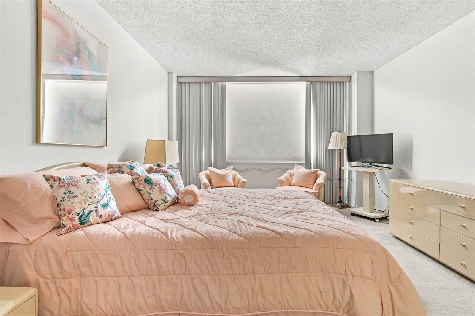 See details 1 / 943 sq. ft. $ 2026-10-15 0 Photo