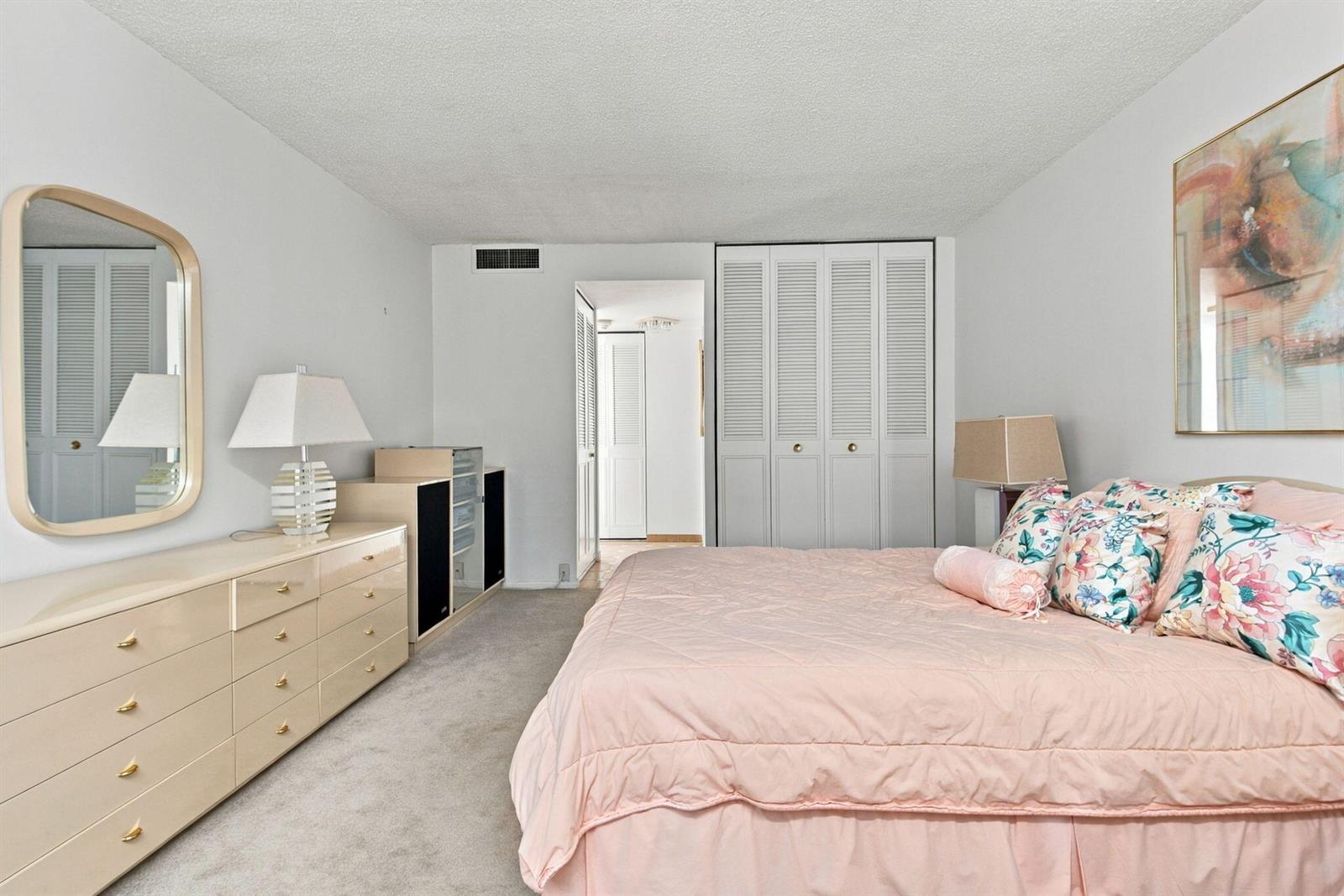 See details 1 / 943 sq. ft. $ 2026-10-15 0 Photo