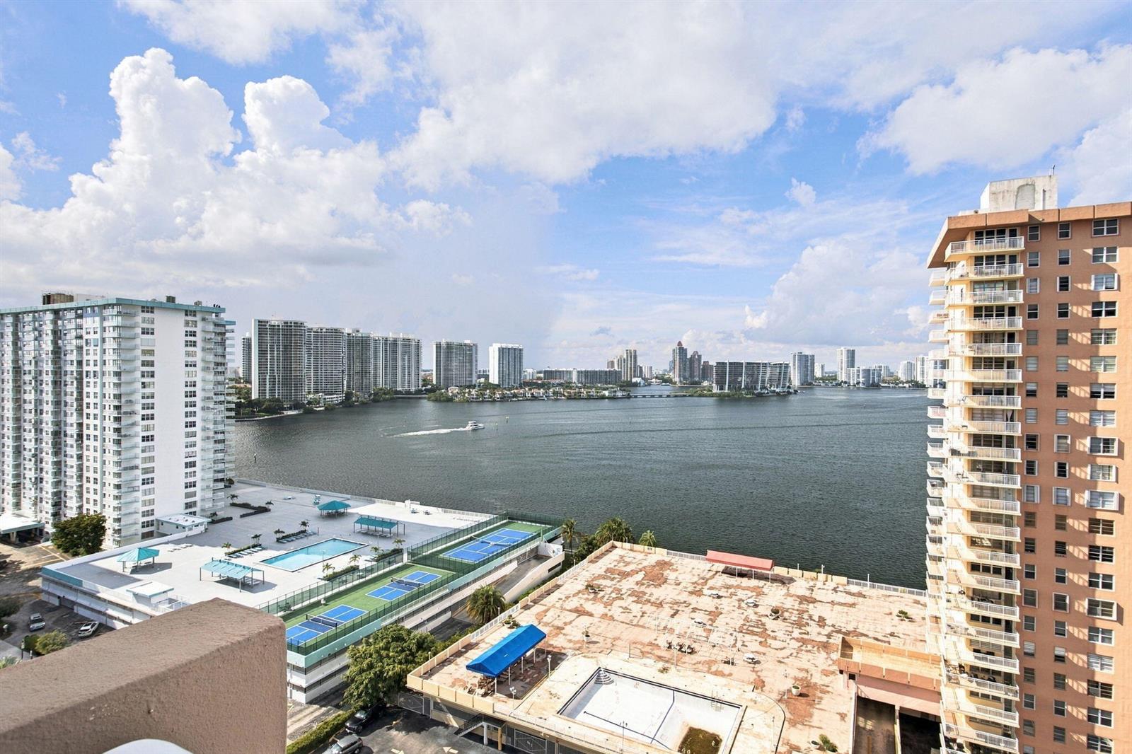 See details 1 / 943 sq. ft. $ 2026-10-15 0 Photo