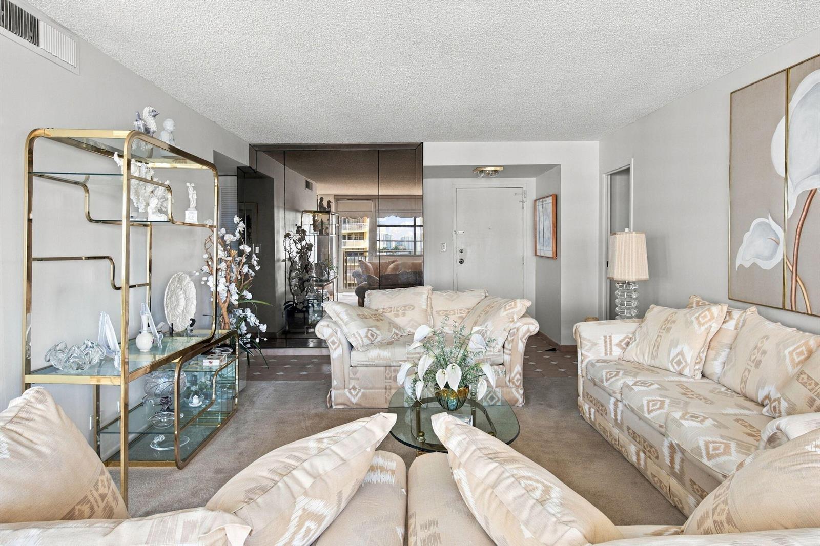 See details 1 / 943 sq. ft. $ 2026-10-15 0 Photo