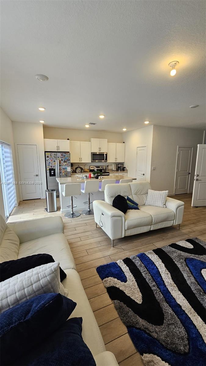 Ver detalles 1677 4 / 3 1826 sq. ft. $ 2026-08-14 0 foto