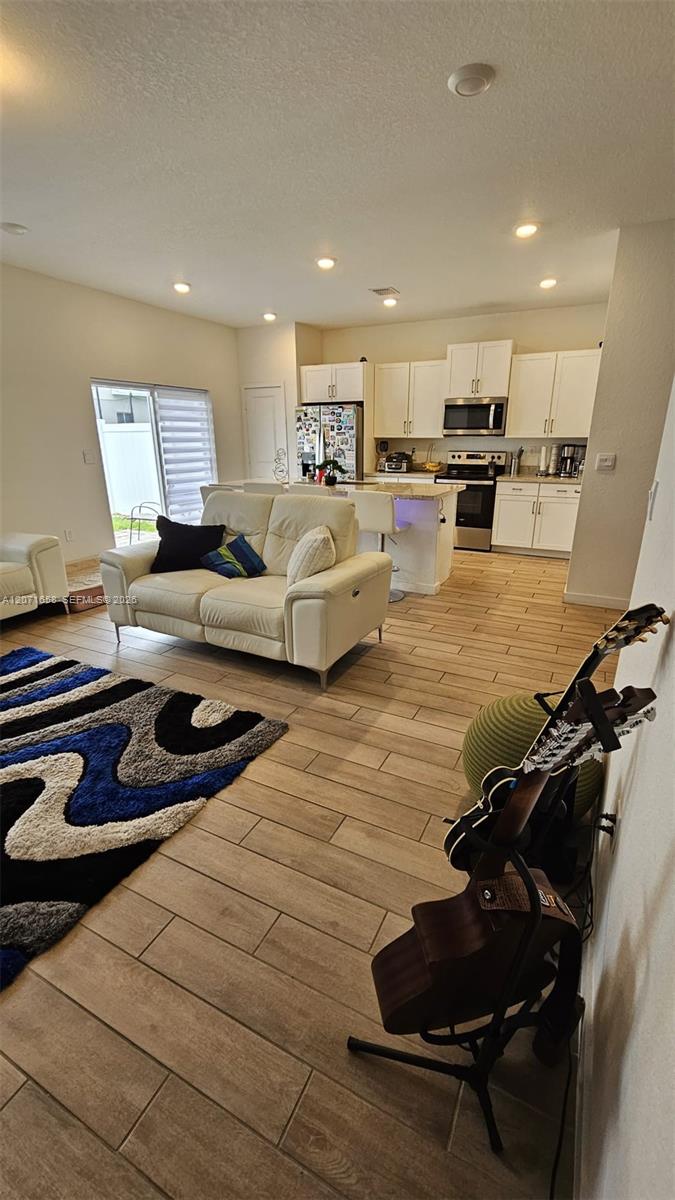 Ver detalles 1677 4 / 3 1826 sq. ft. $ 2026-08-14 0 foto
