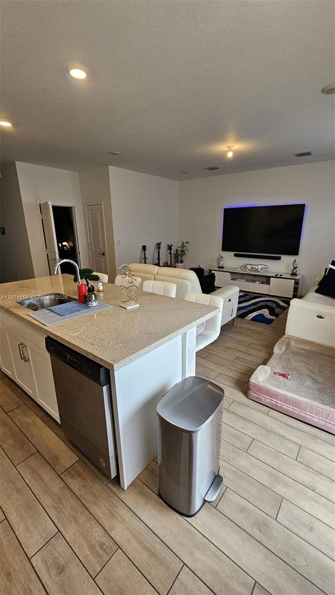 Ver detalles 1677 4 / 3 1826 sq. ft. $ 2026-08-14 0 foto