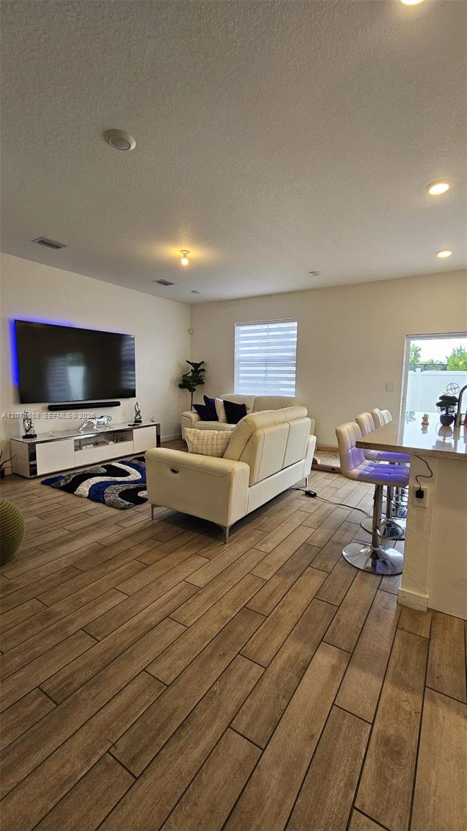 Ver detalles 1677 4 / 3 1826 sq. ft. $ 2026-08-14 0 foto