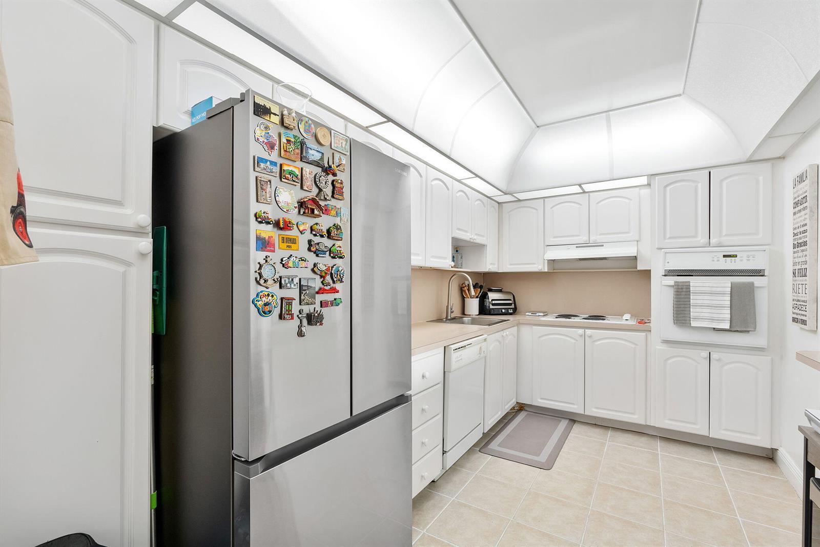 Photo of 19380 Collins  #523, Sunny Isles Beach, Florida, 33160 - Kitchen with vintage ceiling