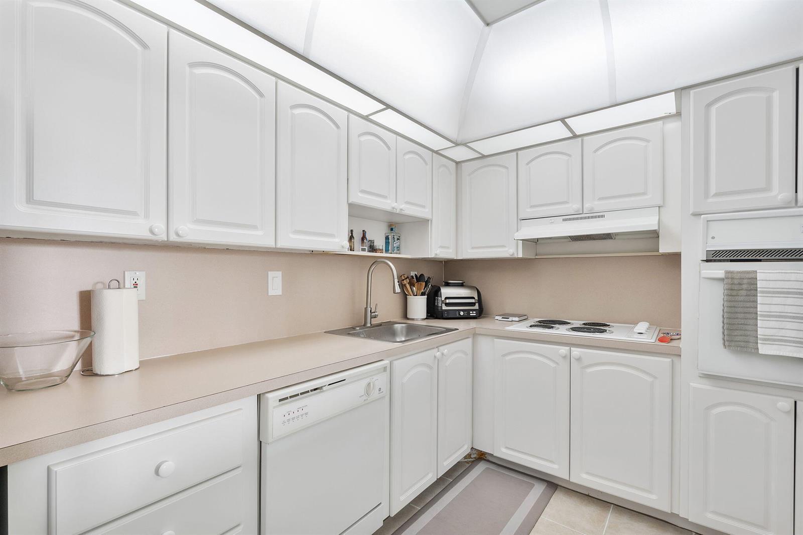 Photo of 19380 Collins  #523, Sunny Isles Beach, Florida, 33160 - Bright white functional kitchen