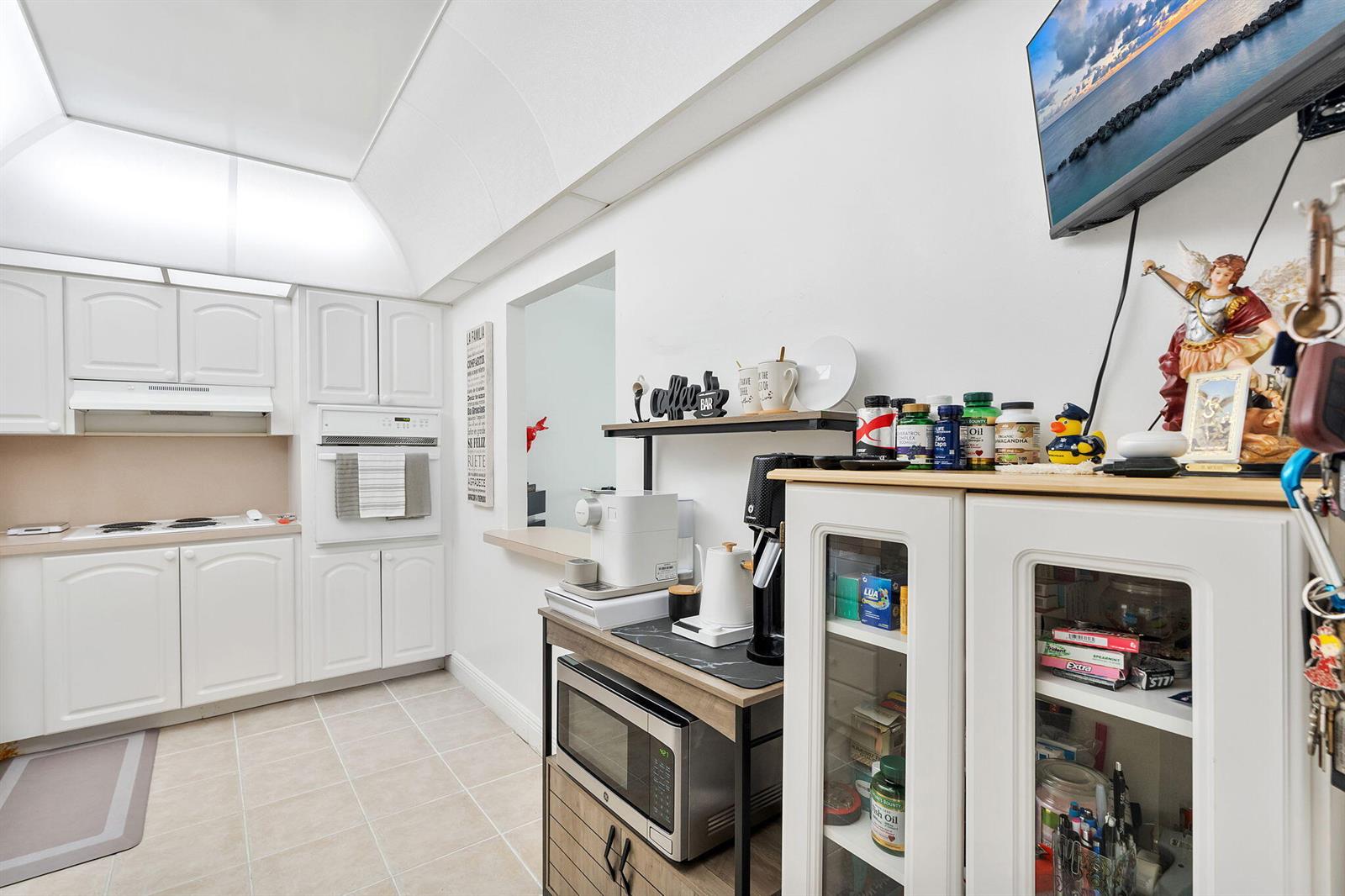 Photo of 19380 Collins  #523, Sunny Isles Beach, Florida, 33160 - Kitchen prep nook