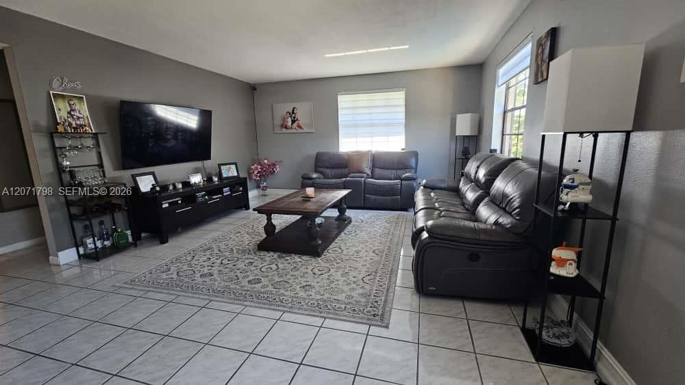 Ver detalles 9 2 / 2 1250 sq. ft. $ 2026-08-15 0 foto