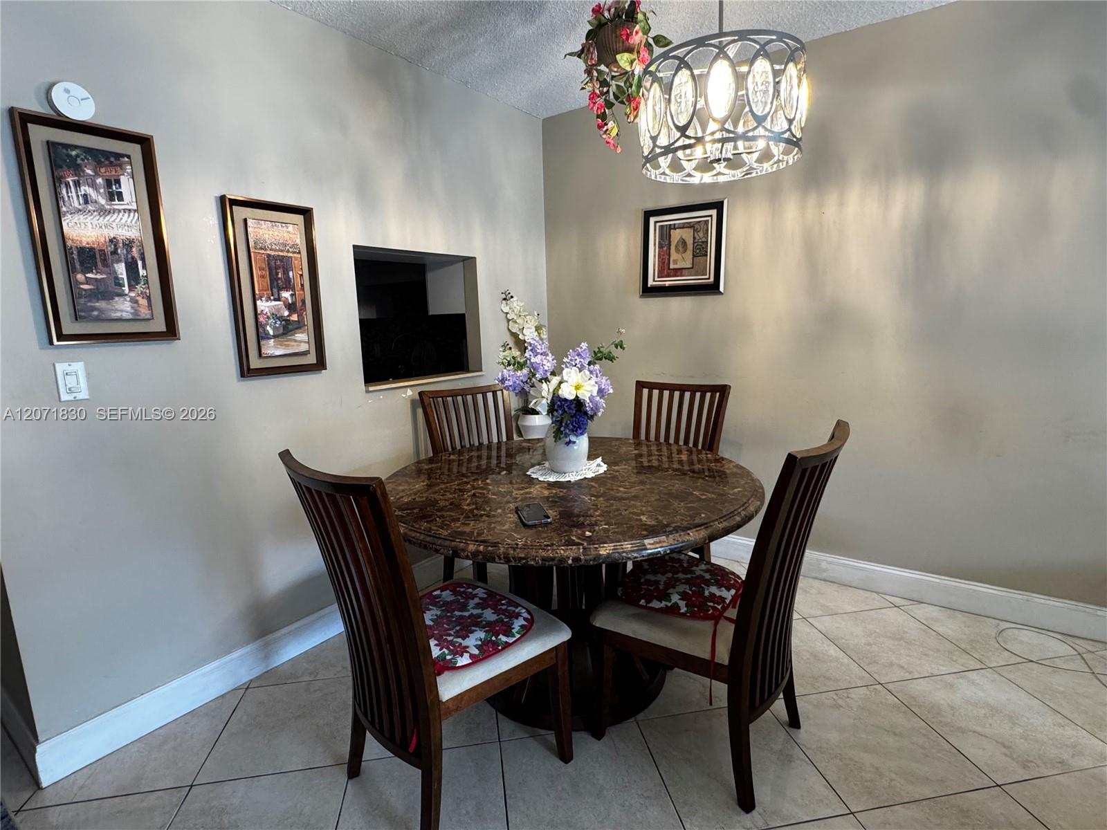 Ver detalles 214 2 / 2 899 sq. ft. $ 2026-08-15 0 foto