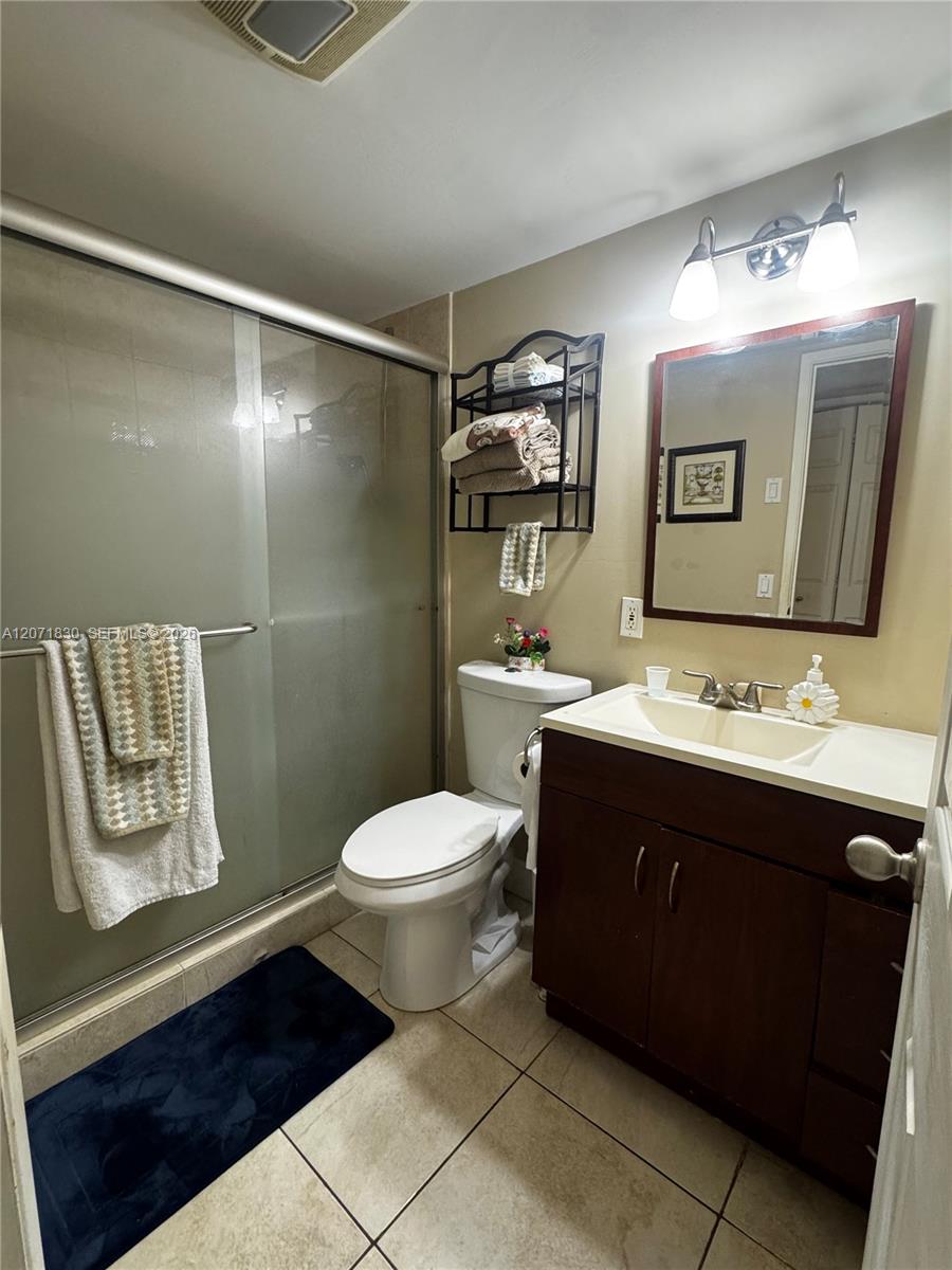 Ver detalles 214 2 / 2 899 sq. ft. $ 2026-08-15 0 foto