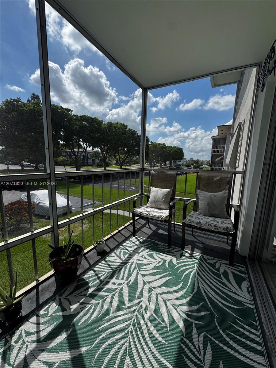 Ver detalles 214 2 / 2 899 sq. ft. $ 2026-08-15 0 foto