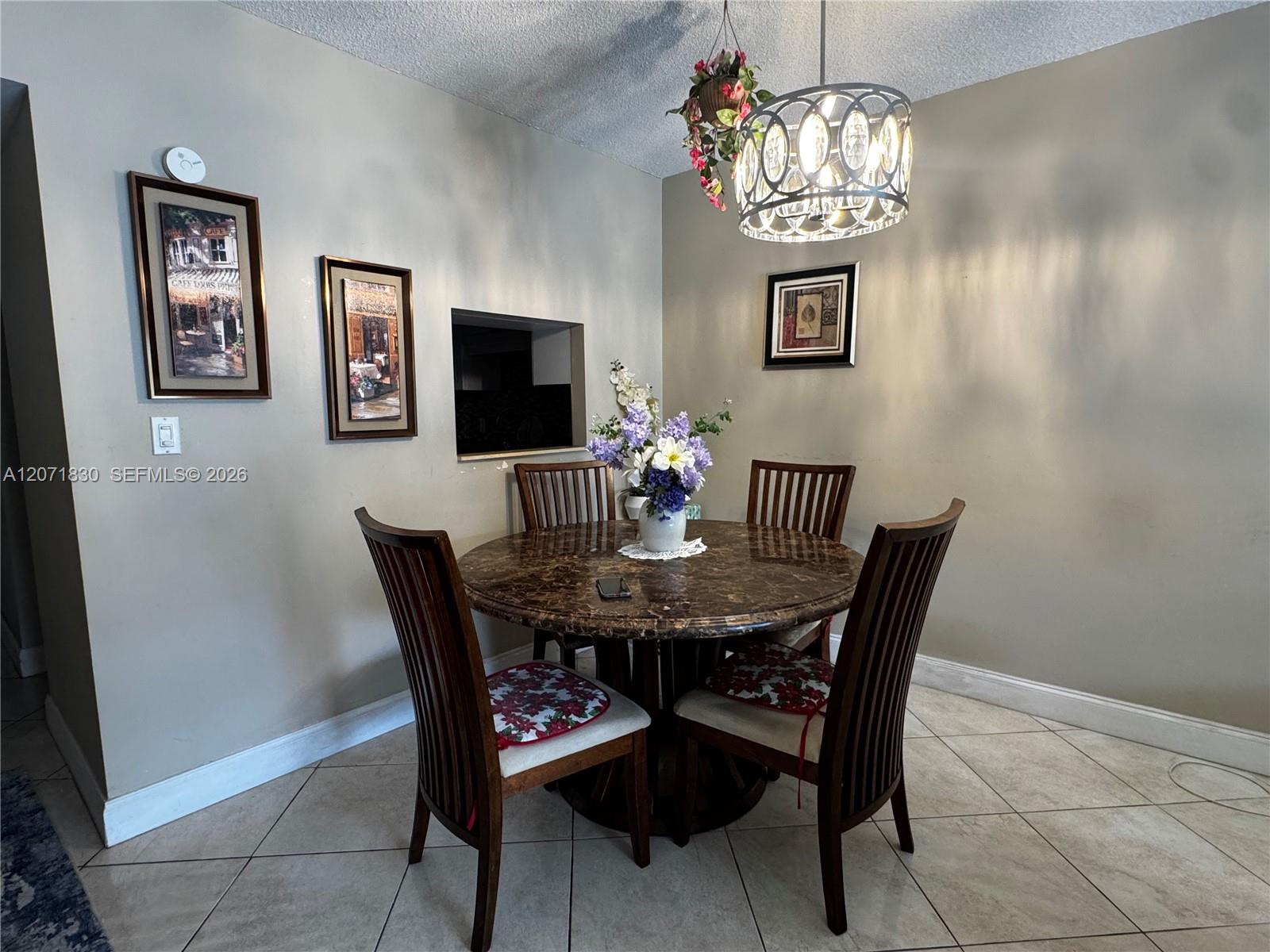Ver detalles 214 2 / 2 899 sq. ft. $ 2026-08-15 0 foto