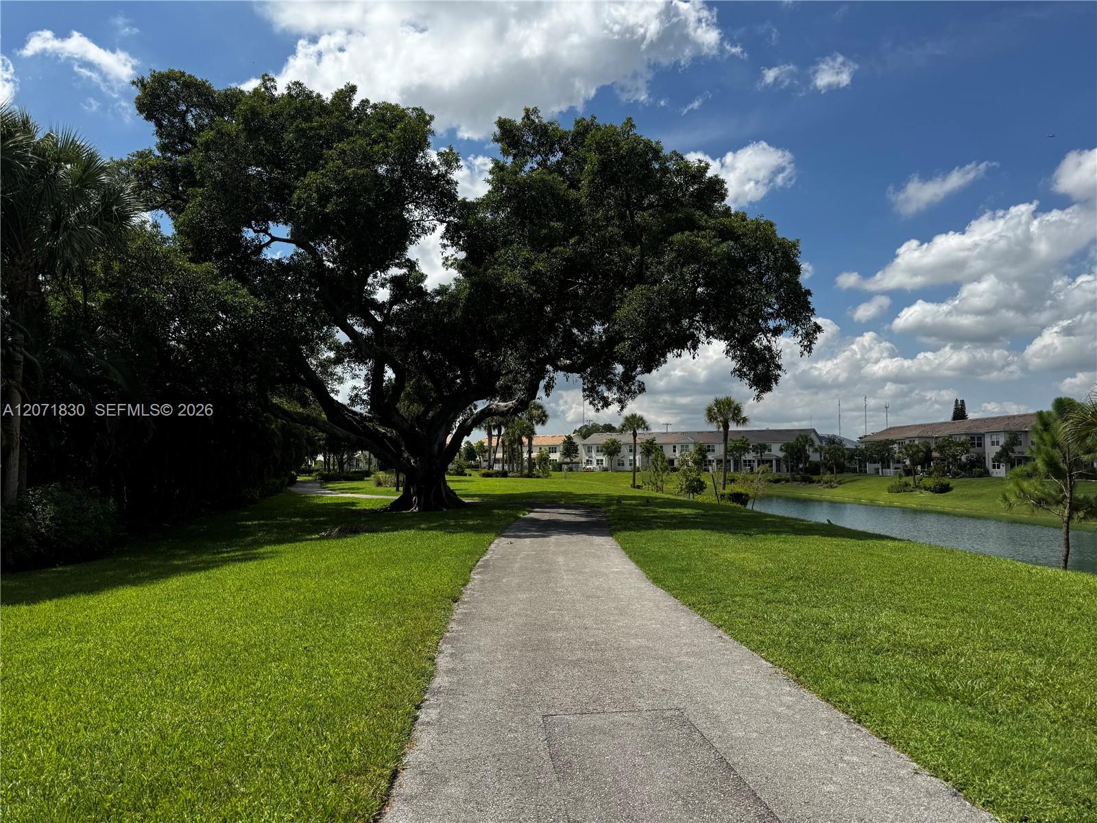 Ver detalles 214 2 / 2 899 sq. ft. $ 2026-08-15 0 foto