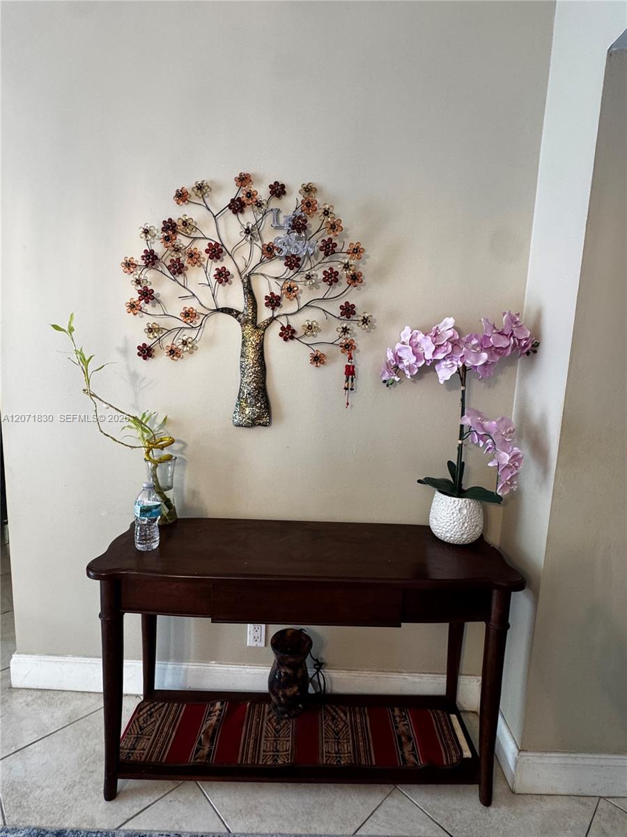 Ver detalles 214 2 / 2 899 sq. ft. $ 2026-08-15 0 foto