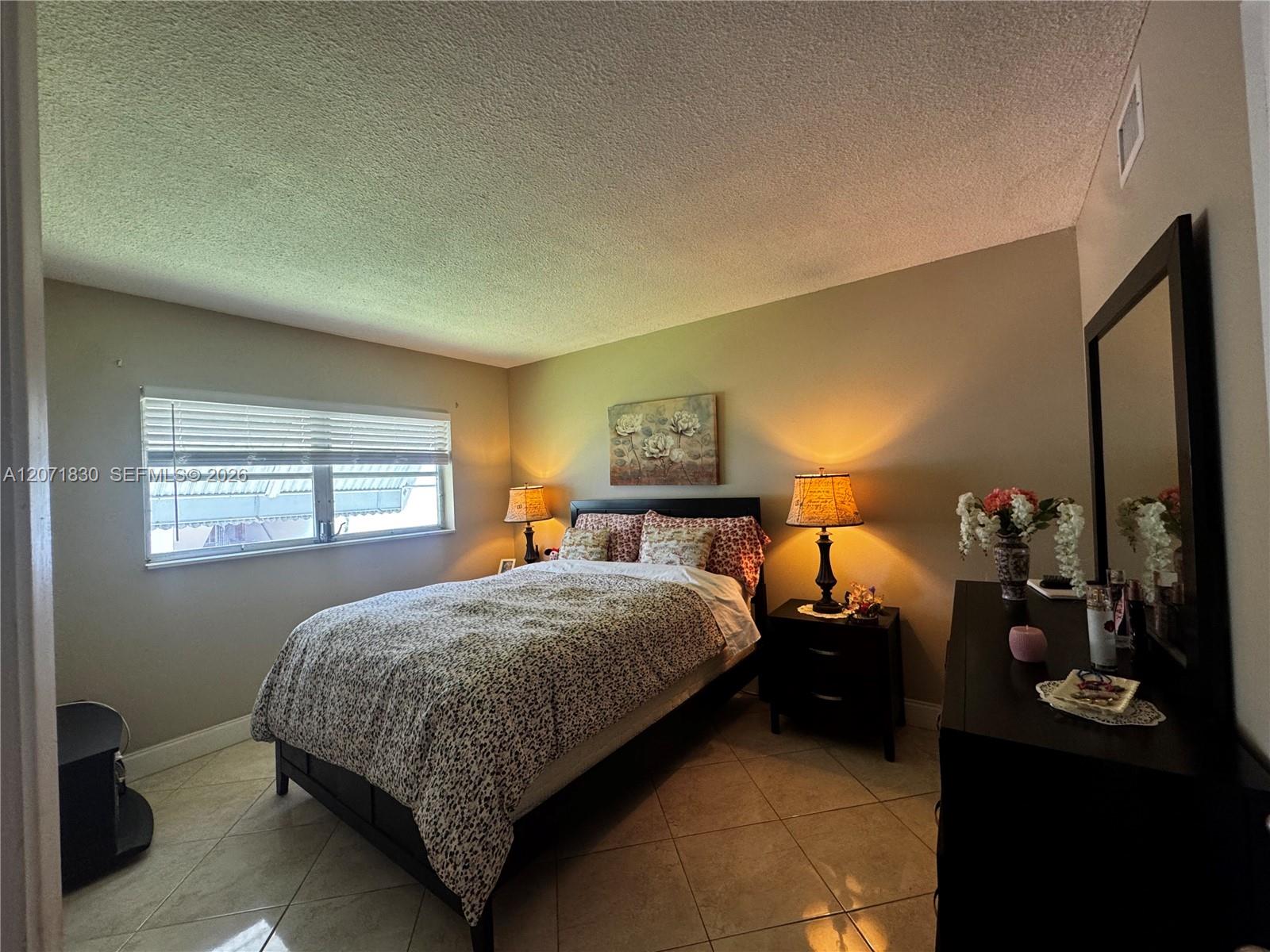 Ver detalles 214 2 / 2 899 sq. ft. $ 2026-08-15 0 foto