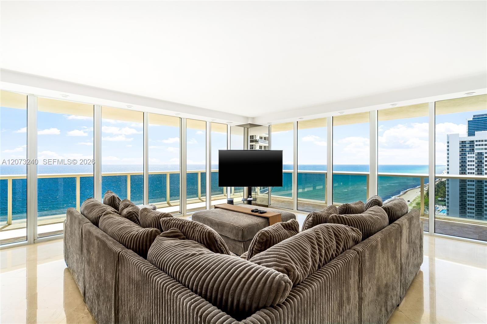 1702 2 / 3 2065 sq. ft. $ 2026-08-18 0 foto