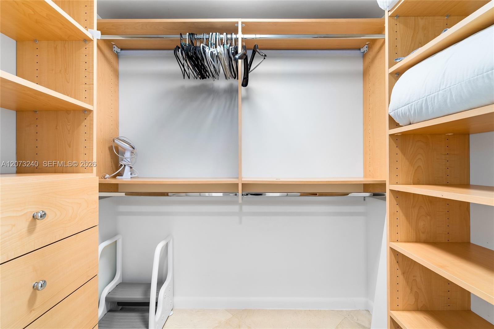 1702 2 / 3 2065 sq. ft. $ 2026-08-18 0 foto