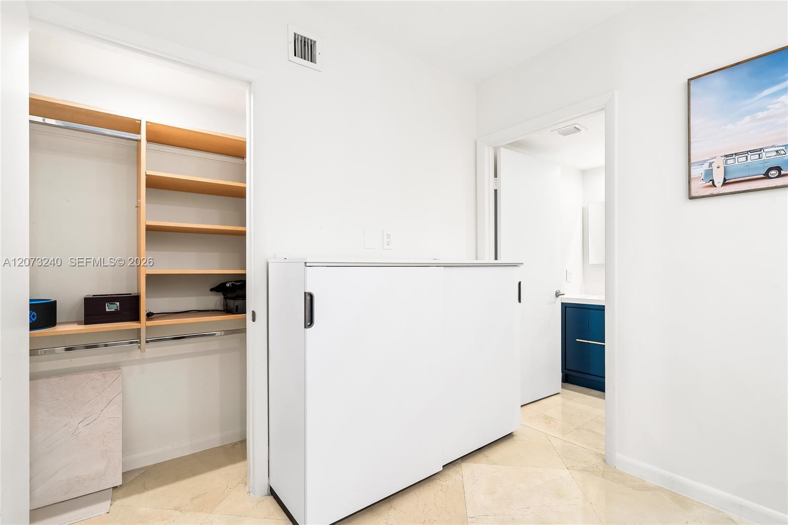 1702 2 / 3 2065 sq. ft. $ 2026-08-18 0 foto