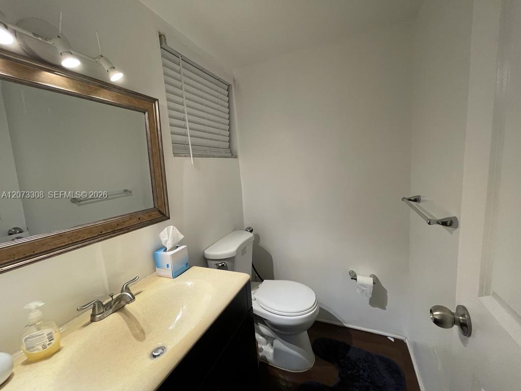 Ver detalles 215 1 / 2 744 sq. ft. $ 2026-08-18 0 foto