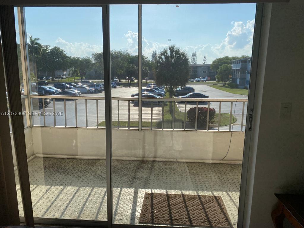 Ver detalles 215 1 / 2 744 sq. ft. $ 2026-08-18 0 foto