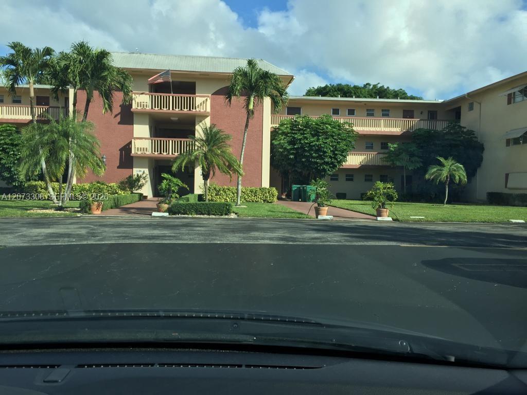 Ver detalles 215 1 / 2 744 sq. ft. $ 2026-08-18 0 foto