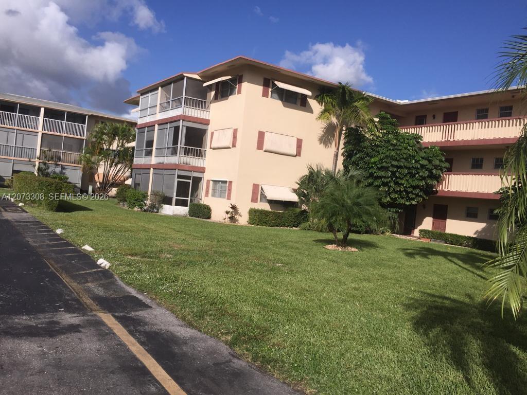 Ver detalles 215 1 / 2 744 sq. ft. $ 2026-08-18 0 foto