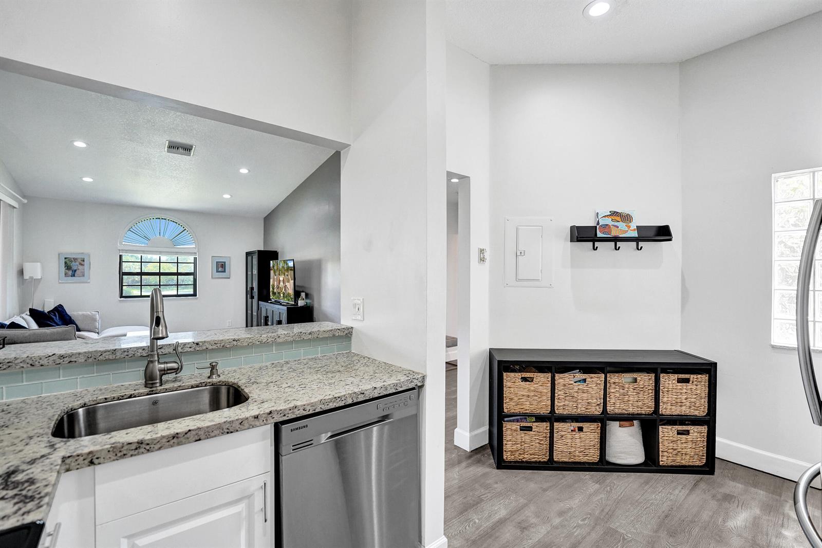 212 3 / 2 1150 sq. ft. $ 2026-08-19 0 Photo
