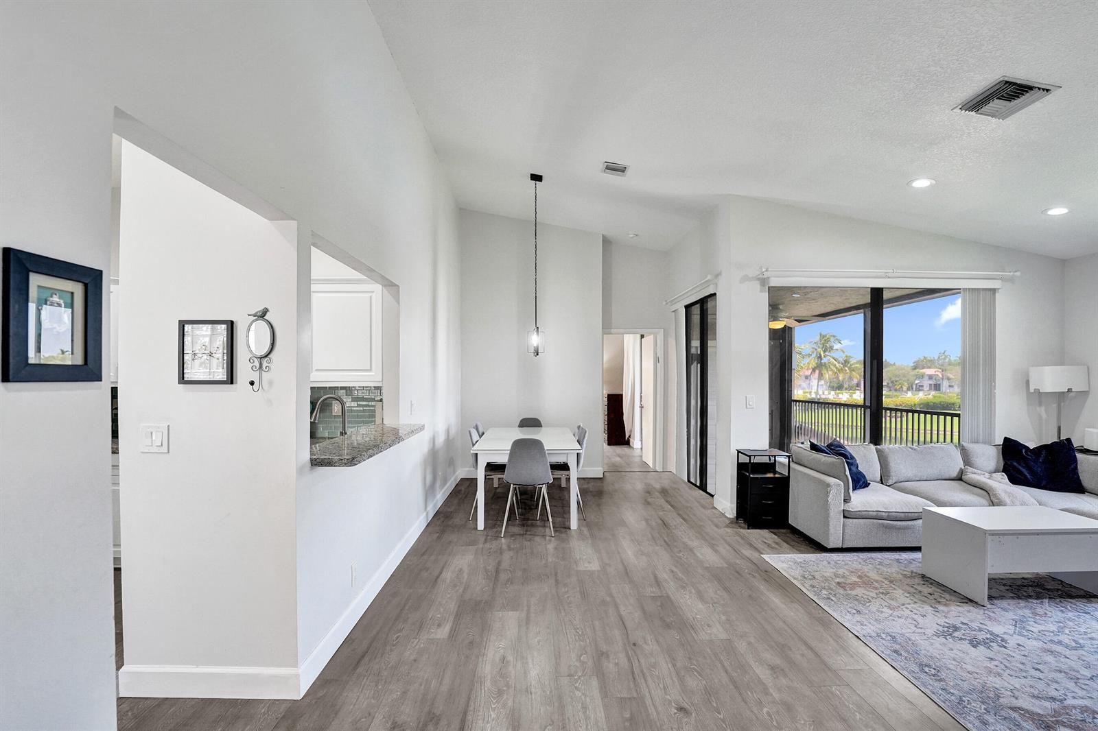 212 3 / 2 1150 sq. ft. $ 2026-08-19 0 Photo