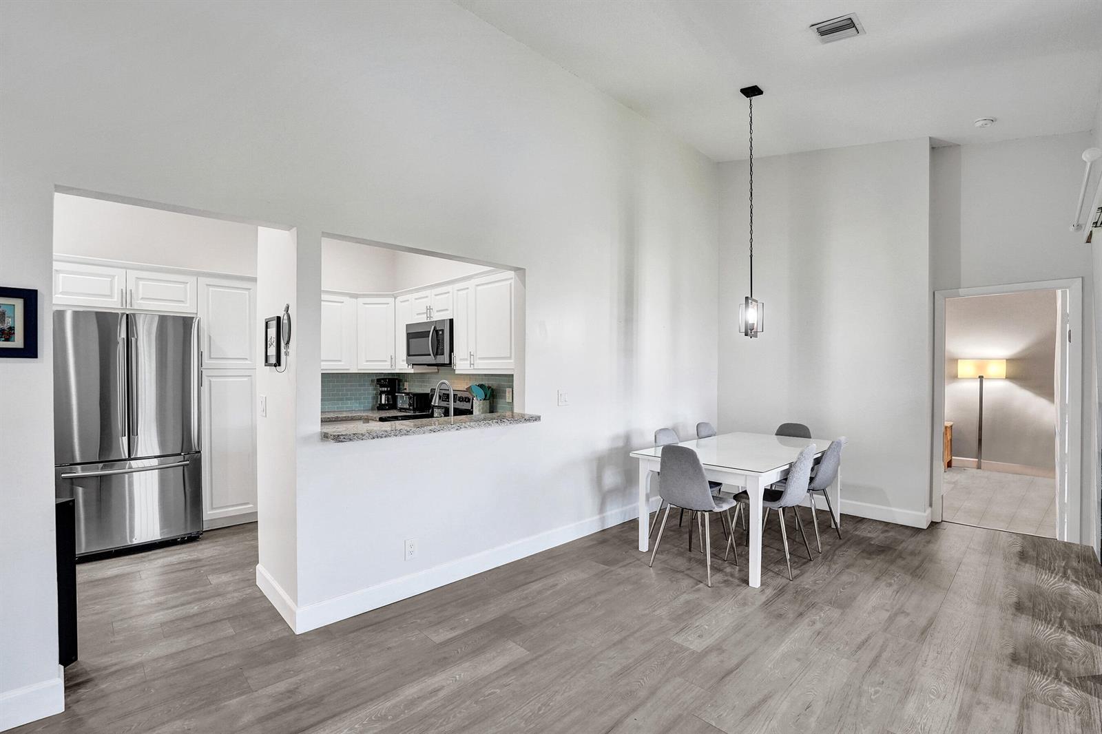 212 3 / 2 1150 sq. ft. $ 2026-08-19 0 Photo