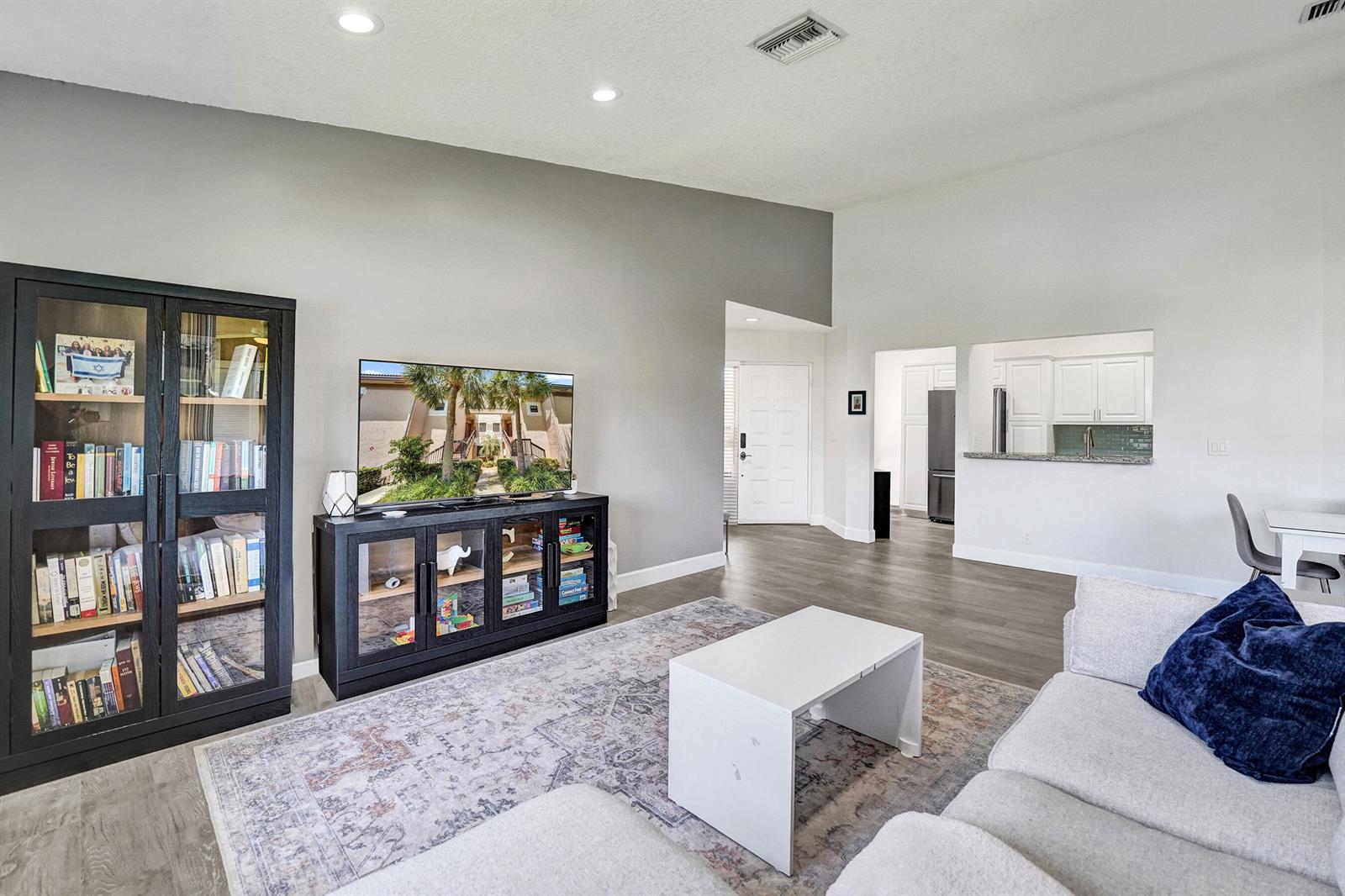 212 3 / 2 1150 sq. ft. $ 2026-08-19 0 Photo