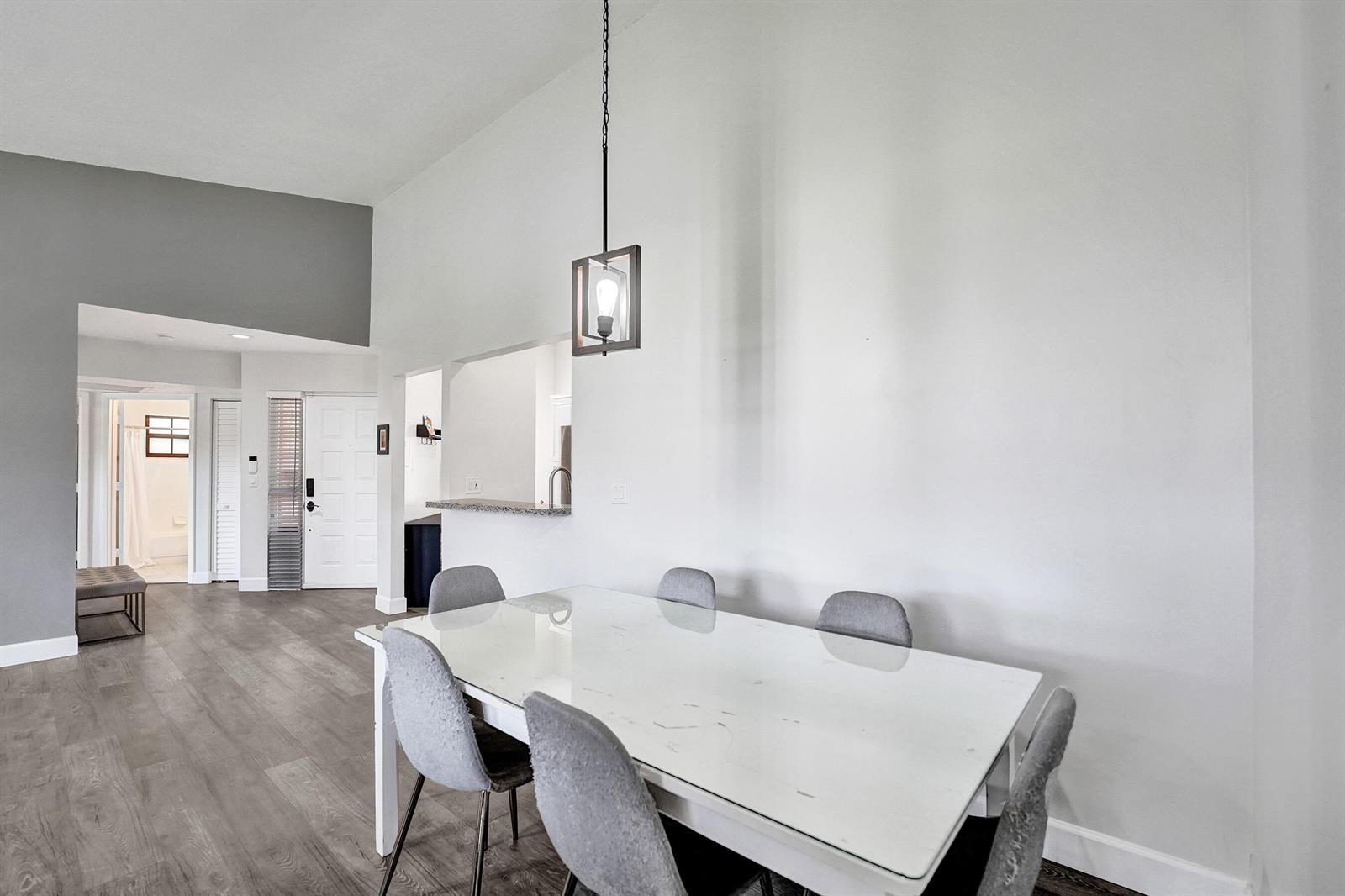 212 3 / 2 1150 sq. ft. $ 2026-08-19 0 Photo