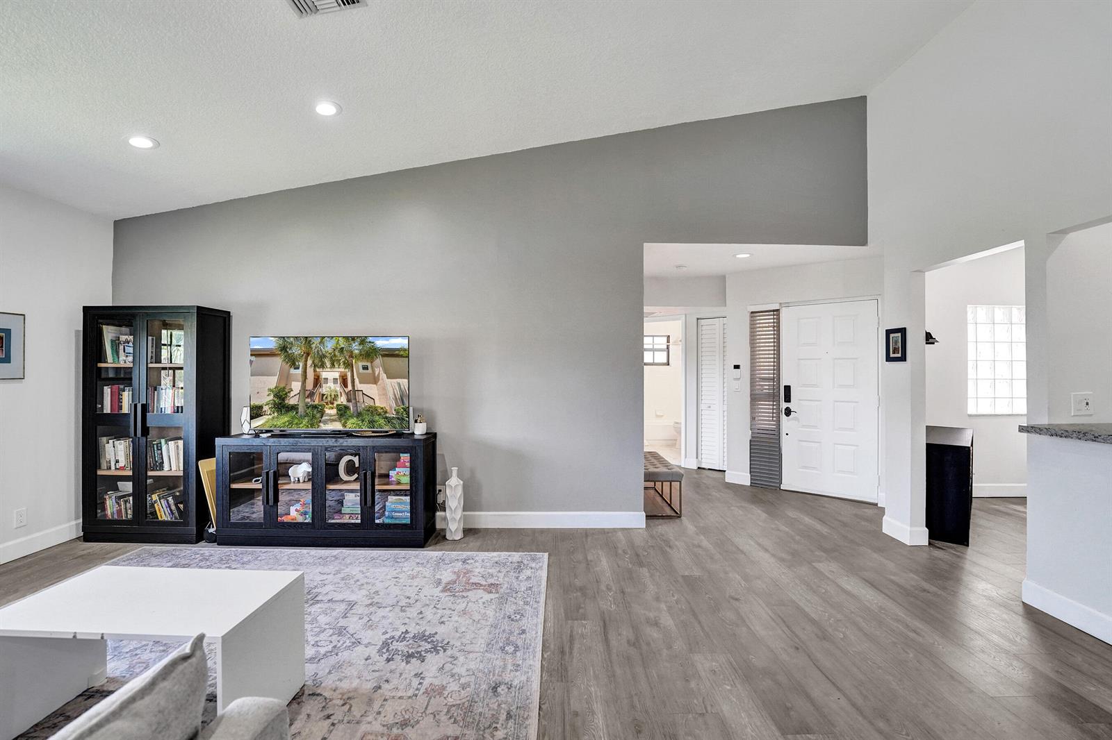 212 3 / 2 1150 sq. ft. $ 2026-08-19 0 Photo