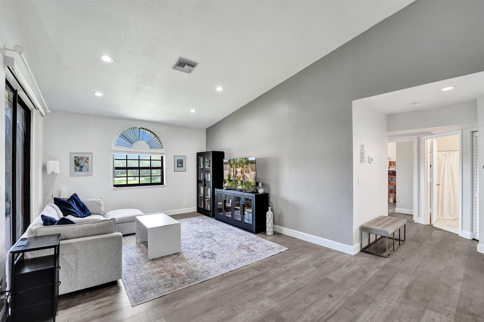 212 3 / 2 1150 sq. ft. $ 2026-08-19 0 Photo
