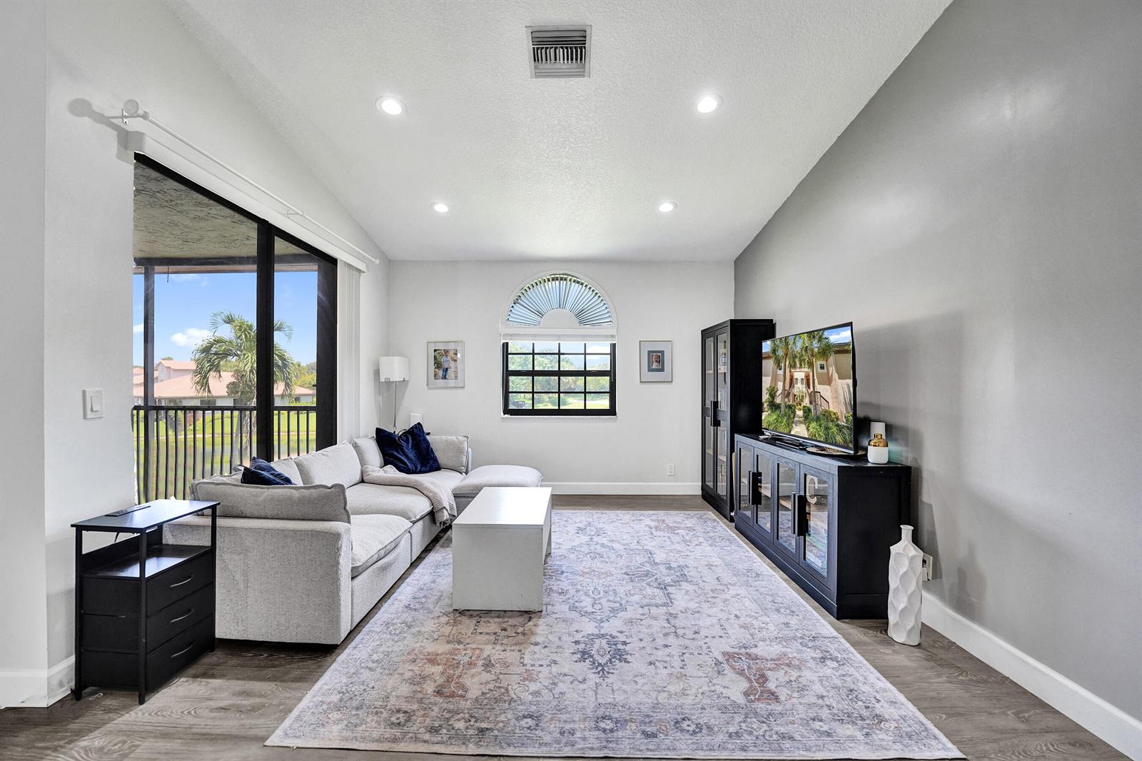 212 3 / 2 1150 sq. ft. $ 2026-08-19 0 Photo