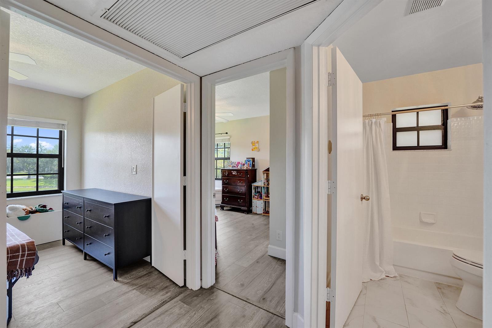 212 3 / 2 1150 sq. ft. $ 2026-08-19 0 Photo