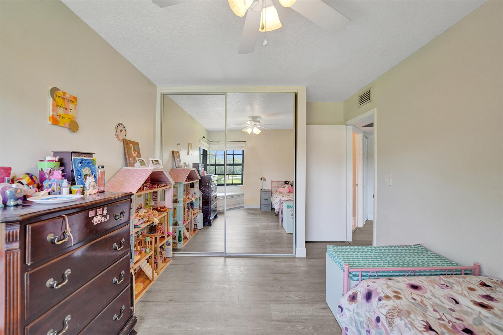 212 3 / 2 1150 sq. ft. $ 2026-08-19 0 Photo