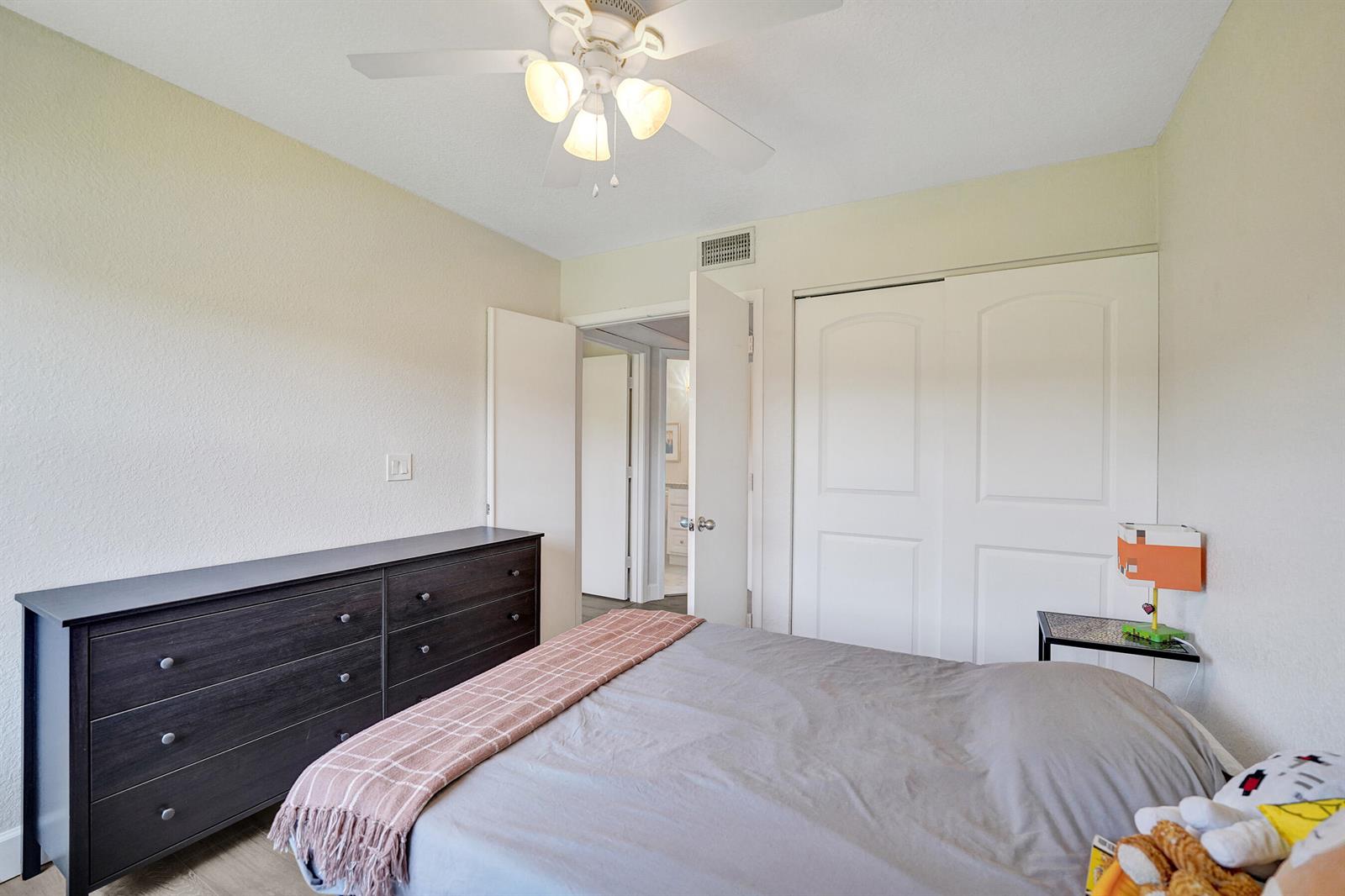 212 3 / 2 1150 sq. ft. $ 2026-08-19 0 Photo