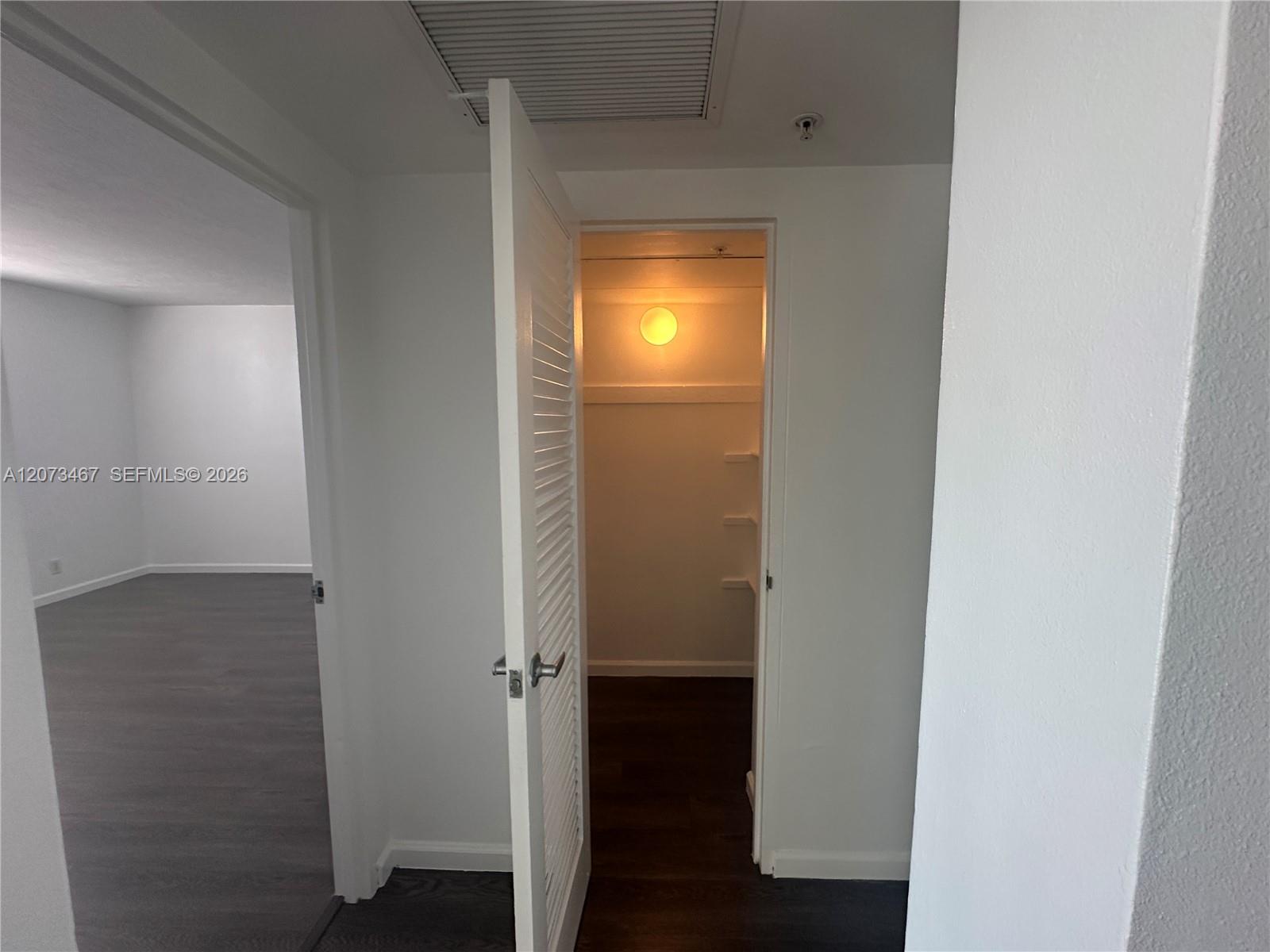 Photo of 3000 Ocean Dr #922, Hollywood, Florida, 33019 - HALLWAY CLOSET