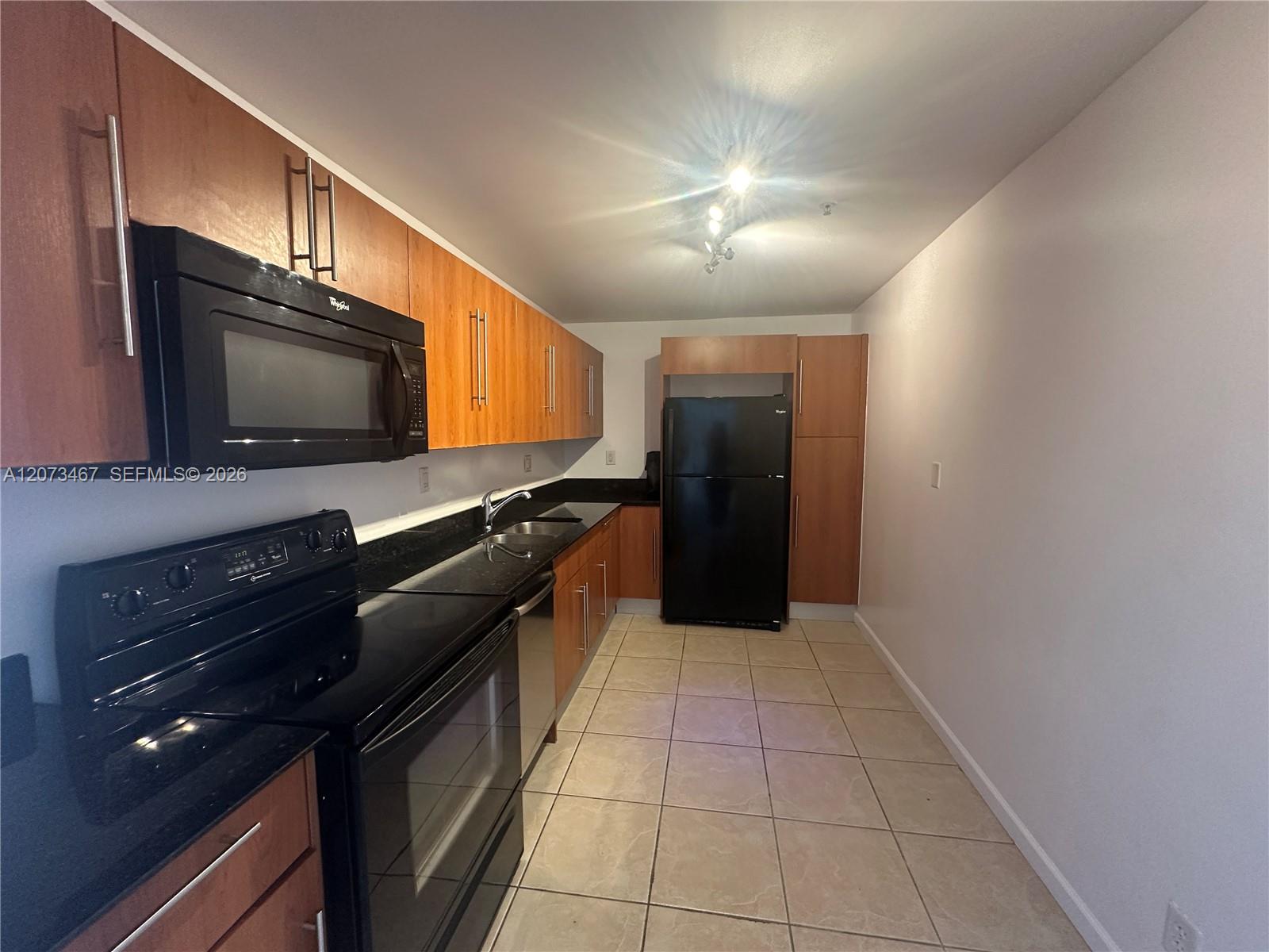 Photo of 3000 Ocean Dr #922, Hollywood, Florida, 33019 - KITCHEN