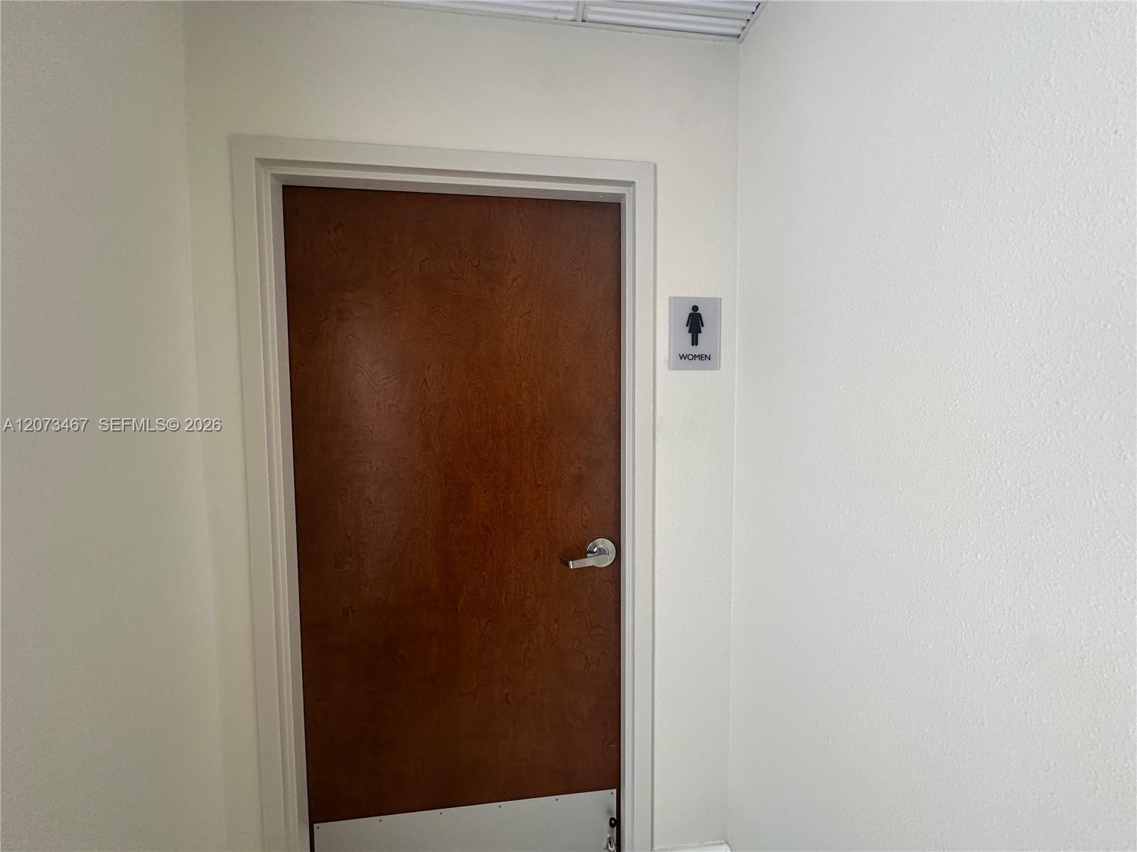 Photo of 3000 Ocean Dr #922, Hollywood, Florida, 33019 - WOMAN'S LOCKER ROOM