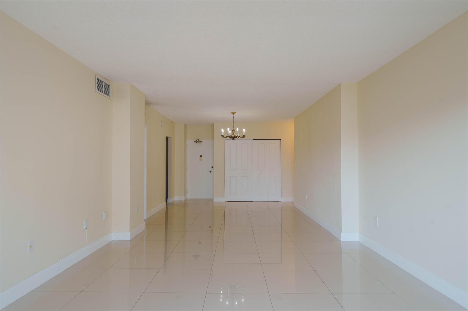See details 15L 1 / 870 sq. ft. $ 2026-08-28 0 Photo