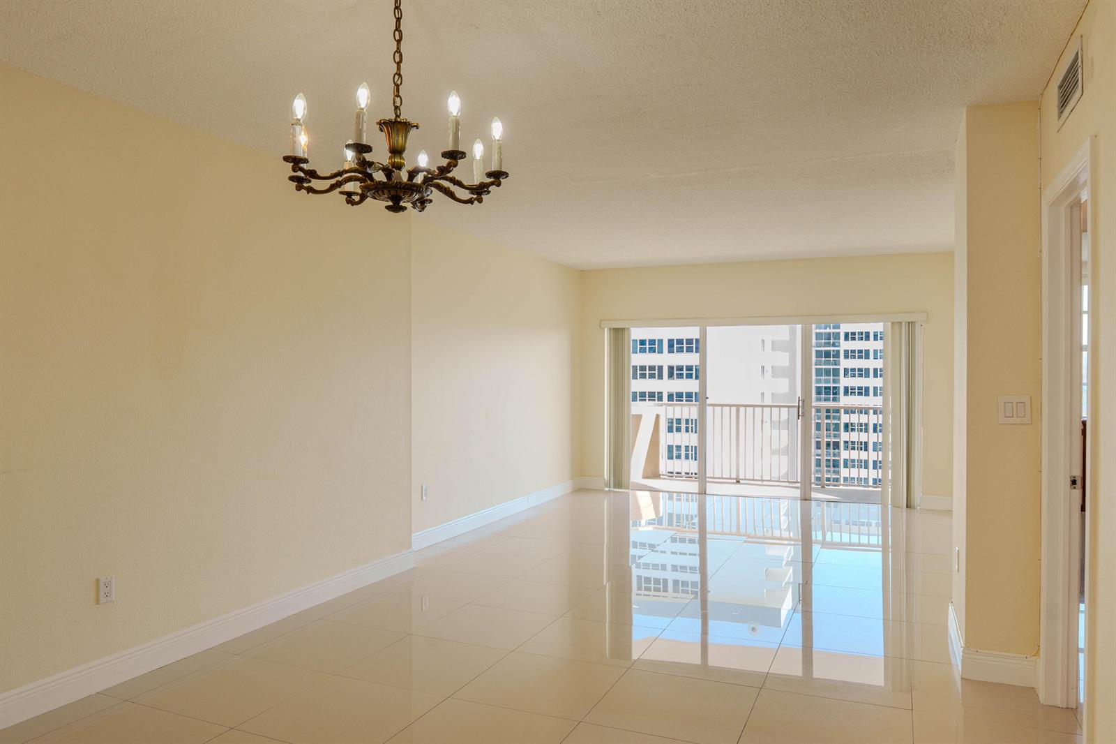 See details 15L 1 / 870 sq. ft. $ 2026-08-28 0 Photo